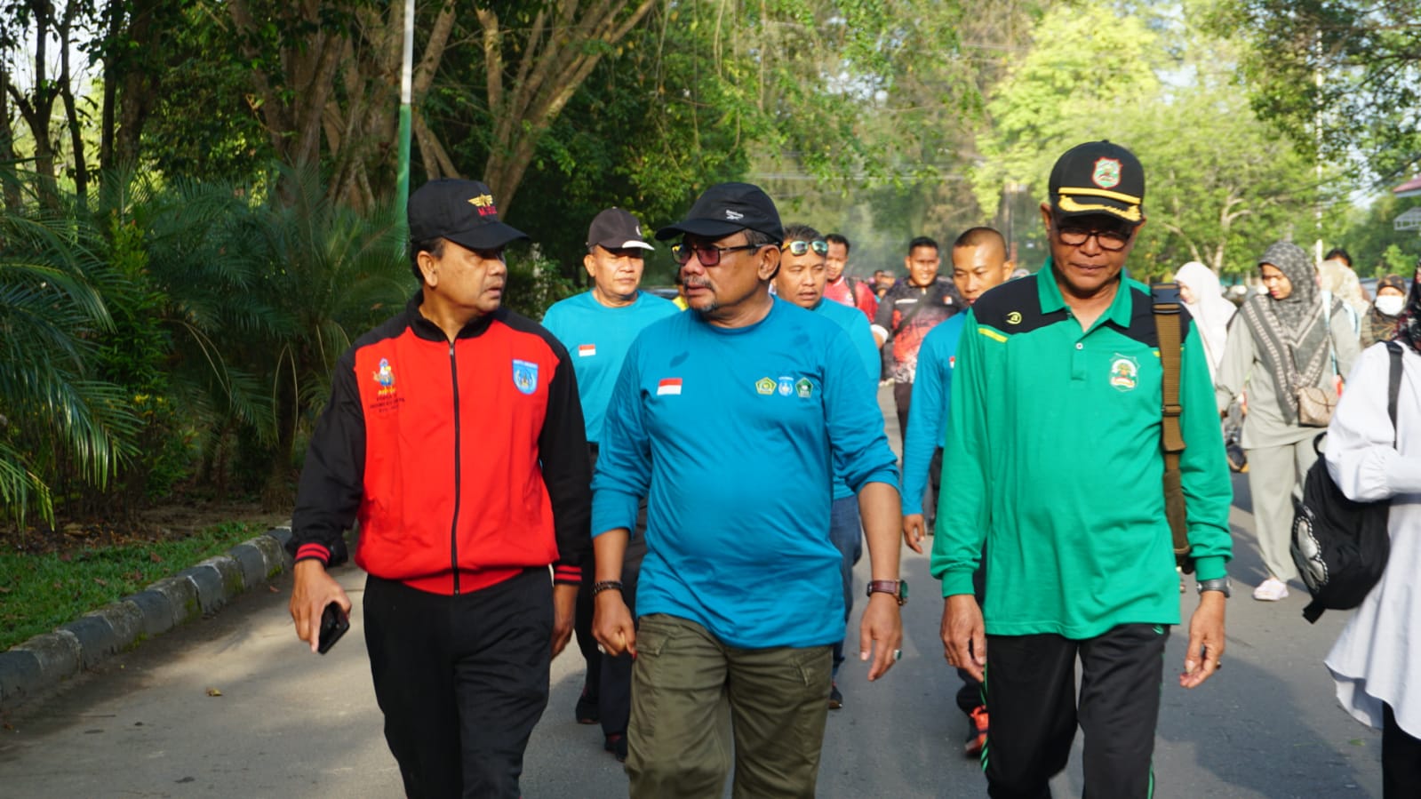 Pj. Walikota Langsa Membaur Dengan Masyarakat Kota Langsa Pada Jalan Sehat Forum Kerukunan Umat Beragama Kota Langsa Tahun 2023.