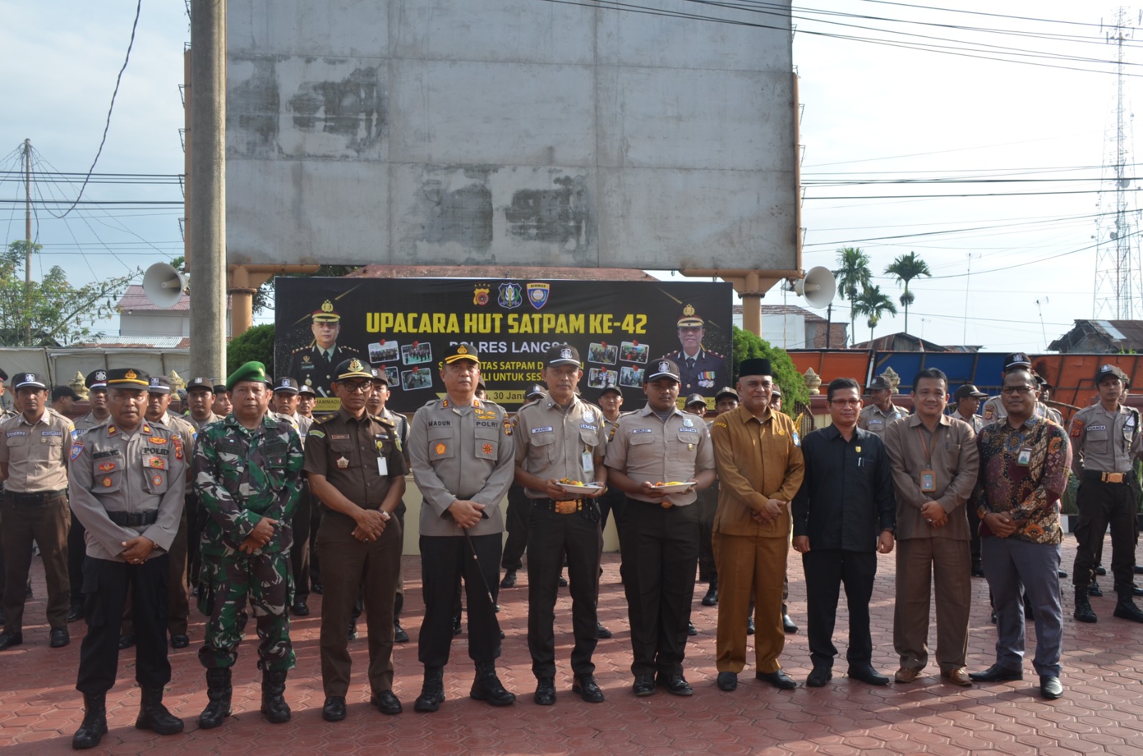 Plt. Sekretaris Daerah Kota Langsa menjadi Inspektur Upacara Hari Ulang Tahun Satpam Ke-42.