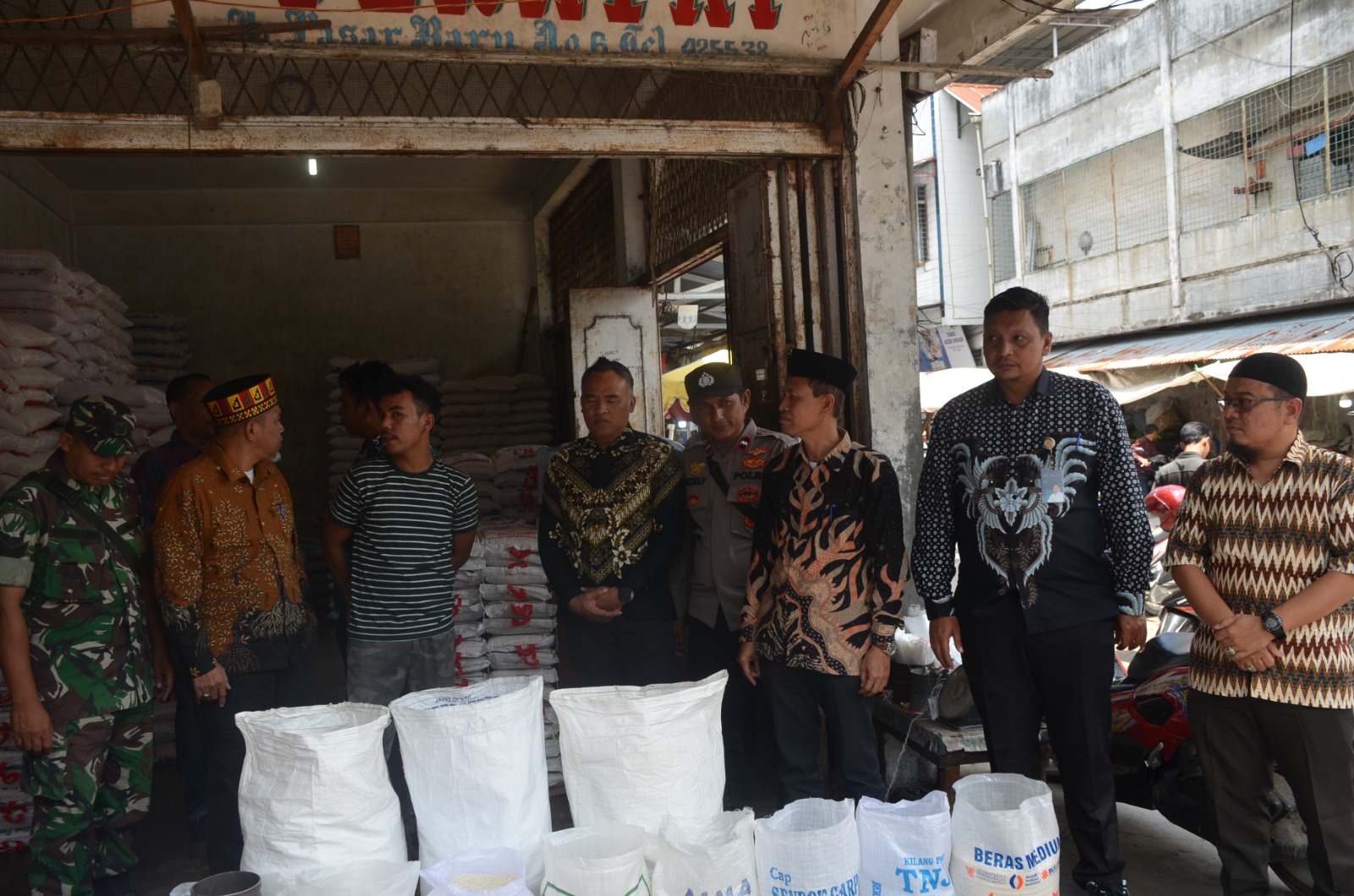 Menjelang Bulan Suci Ramadhan, Pemerintah Kota Langsa bersama instansi terkait melakukan Pengecekan Kebutuhan Harga Bahan Pokok di Pusat Pasar Kota Langsa.