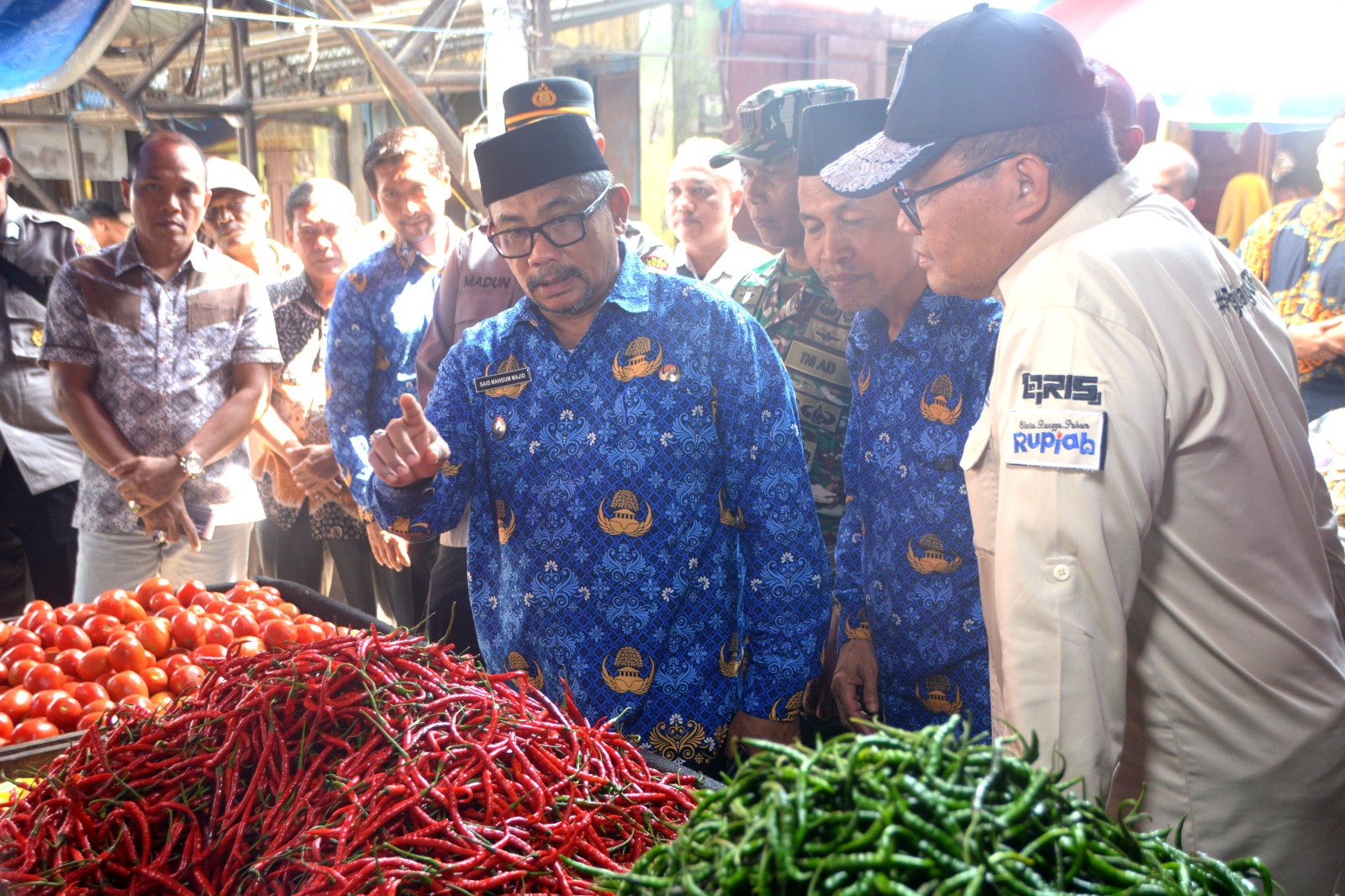 Pj. Walikota Langsa bersama Kepala Perwakilan BI Lhokseumawe memantau Harga Pasar Kebutuhan Pokok Menjelang Bulan Suci Ramadhan di Pusat Pasar Kota Langsa.