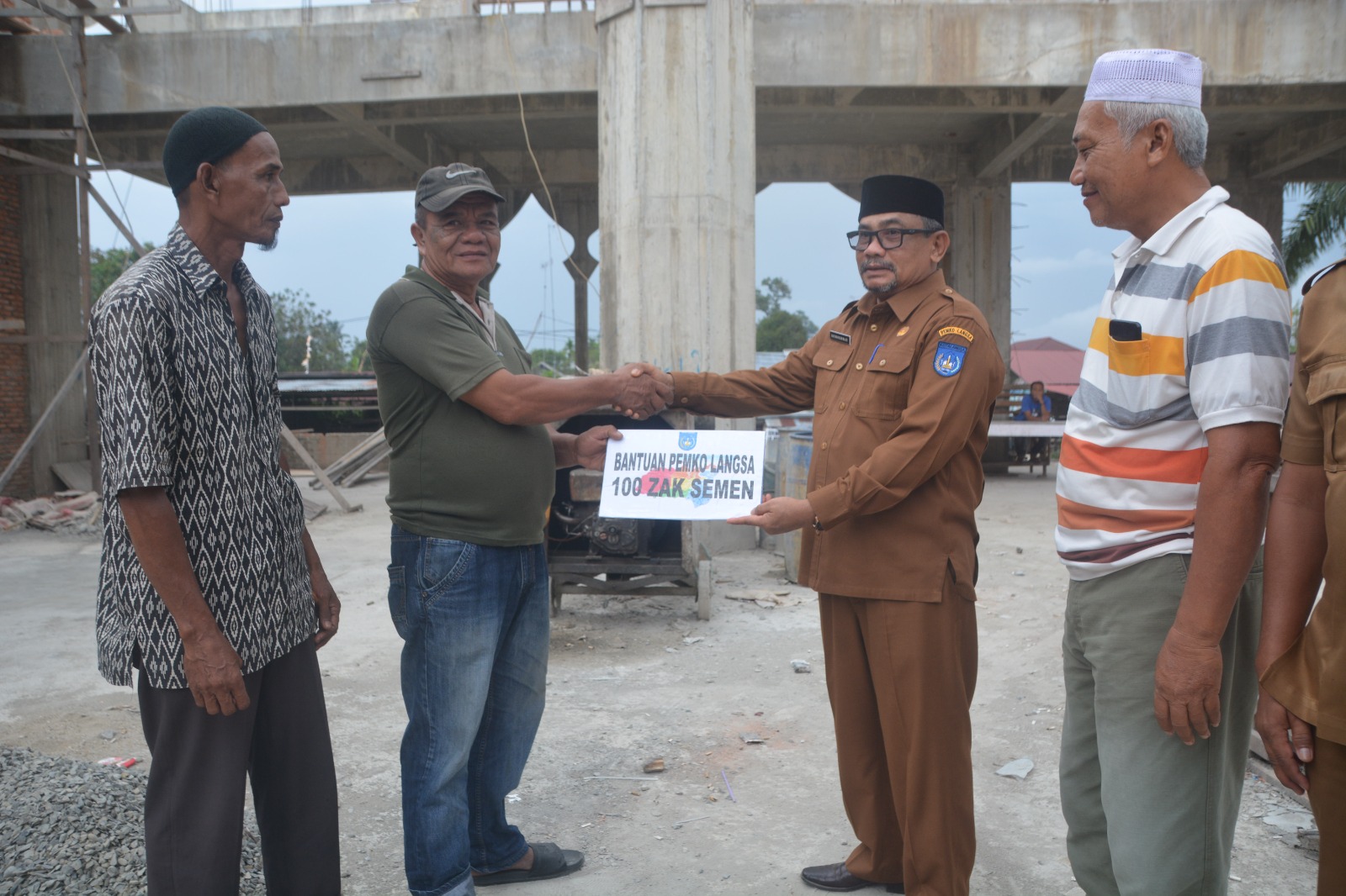 Pj. Walikota Menyerahkan Bantuan untuk Pembangunan Mesjid Baitul Huda Gampong Paya Bujok Beuramoe.