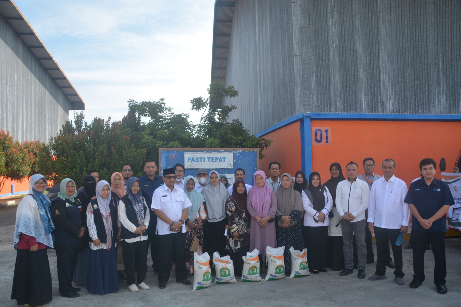 Pj. Walikota Menyalurkan Bantuan Kepada Keluarga Penerima Manfaat (KPM) Kota Langsa.