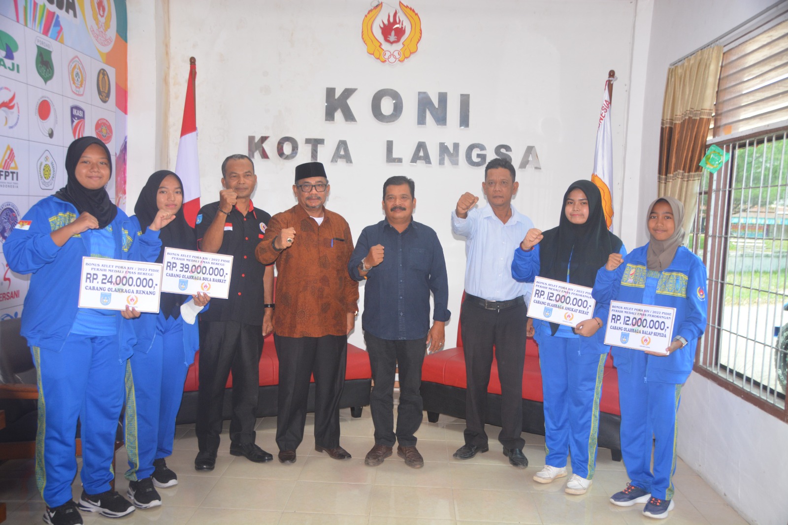 Pj. Walikota Langsa menyerahkan Bonus Medali Secara Simbolis Kepada Atlet PORA XIV Tahun 2022.