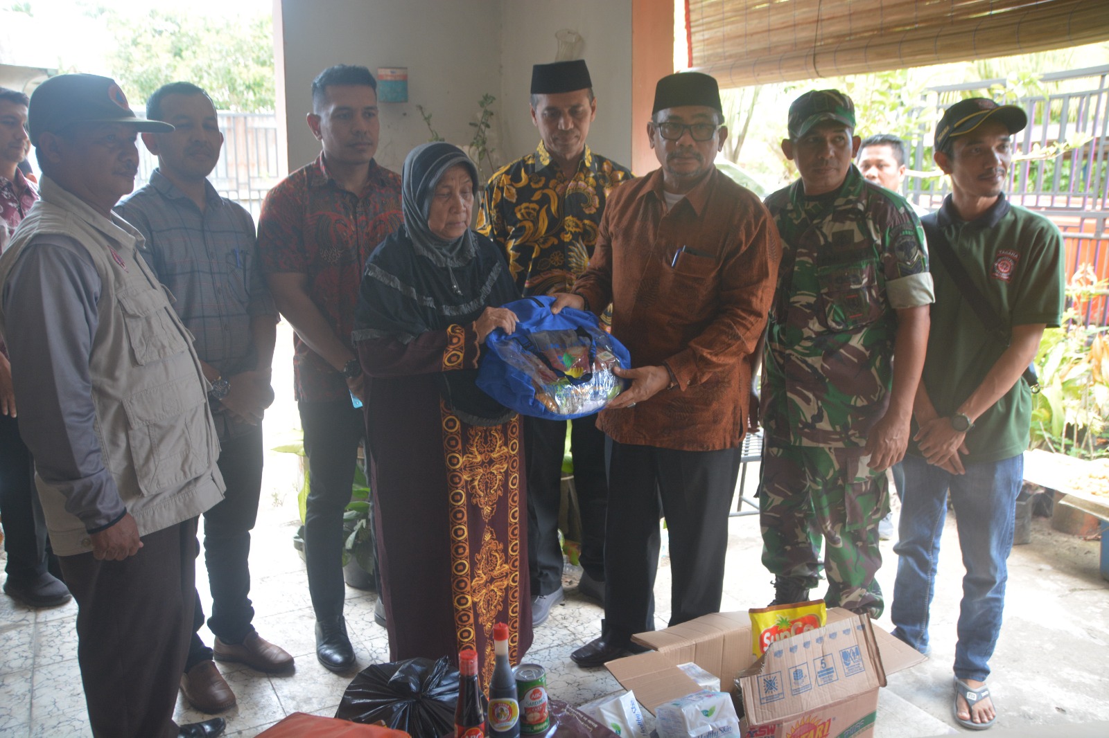 Pj. Walikota menyerahkan Bantuan Massa Panik kepada Korban Kebakaran Dusun Pendidikan Gampong Paya Bujok Seuleumak Kecamatan Langsa Baro.