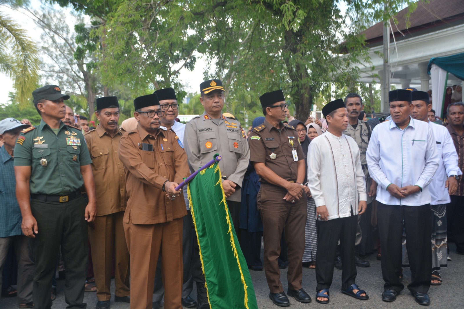 Pj. Walikota Langsa Melepas Calon Jama'ah Haji Kota Langsa Tahun 1444 H/2023 M.