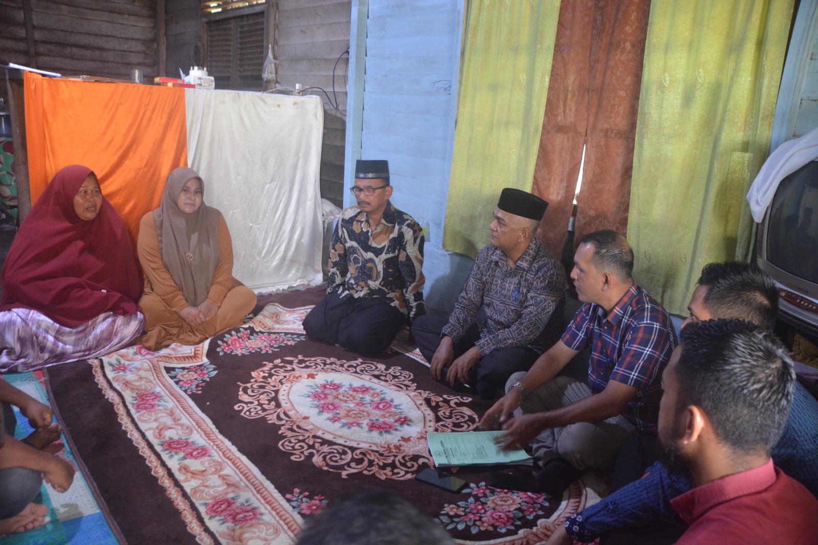 Pj. Walikota Langsa melalui Plt. Sekretaris Daerah Kota Langsa mengunjungi Keluarga M. Fajeri di Gampong Matang Seulimeng Kecamatan Langsa Barat.