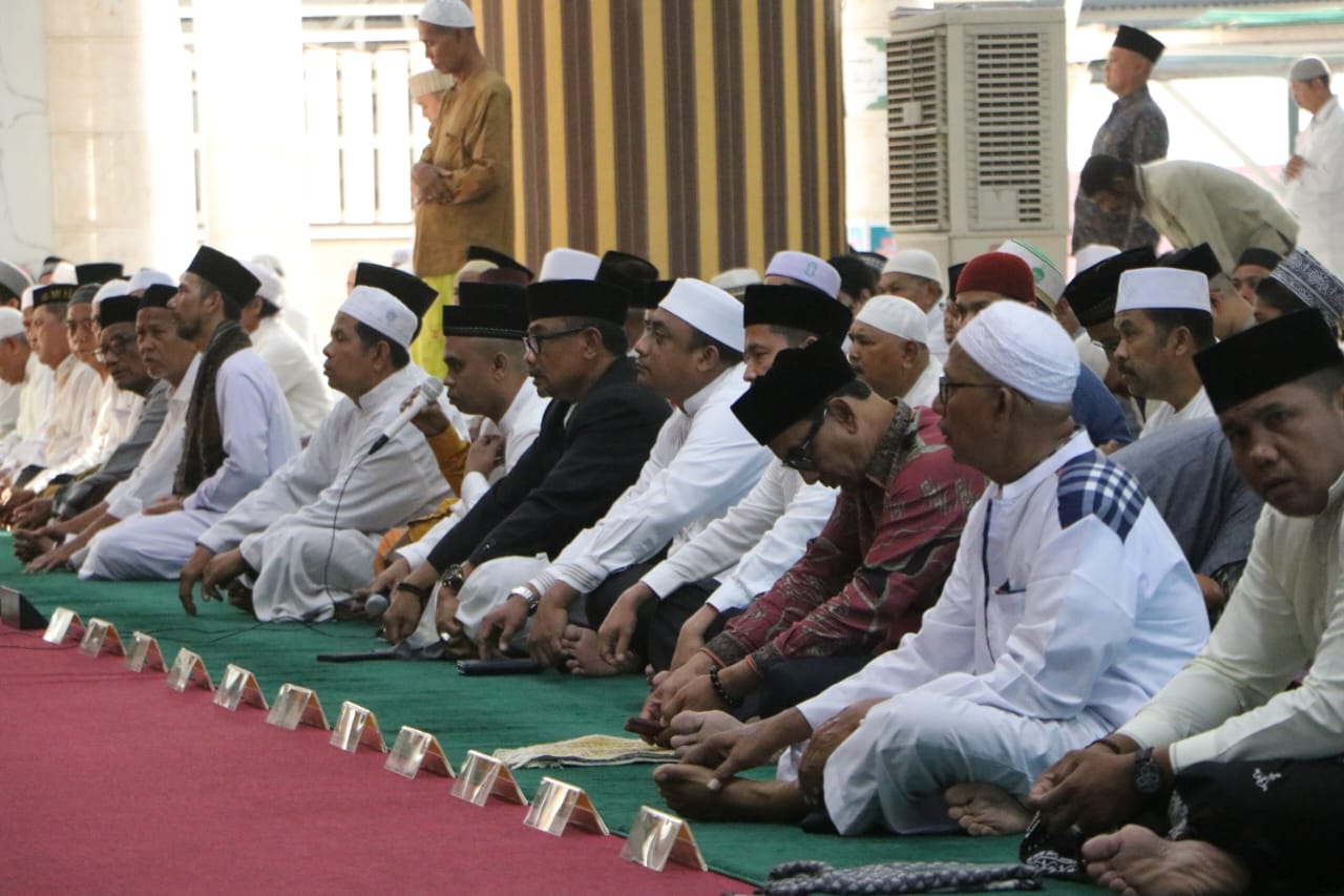 Pj. Walikota Langsa Laksanakan Shalat Idul Adha 1444 H bersama Masyarakat Kota Langsa di Mesjid Agung Darul Falah.