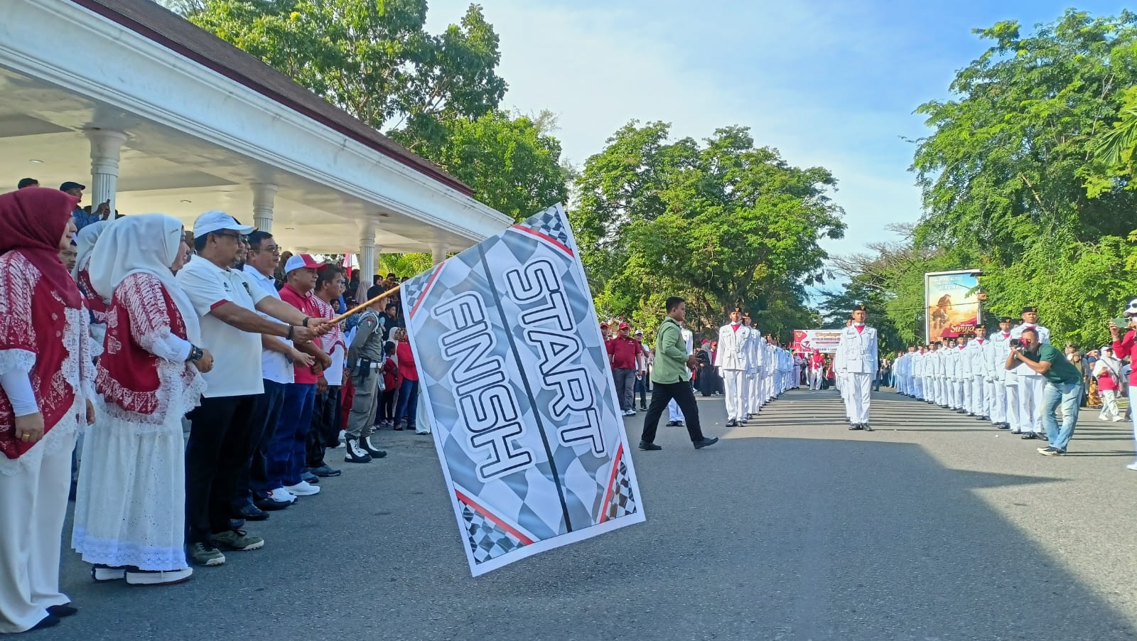 Pj. Walikota Langsa Melepas Peserta Pawai Alagoris.