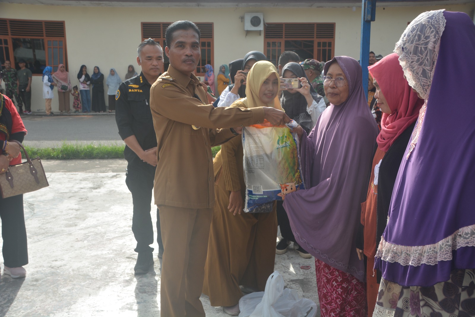 Pemerintah Kota Langsa Bersama Kodim 0104/Aceh Timur Menggelar Pasar Murah.