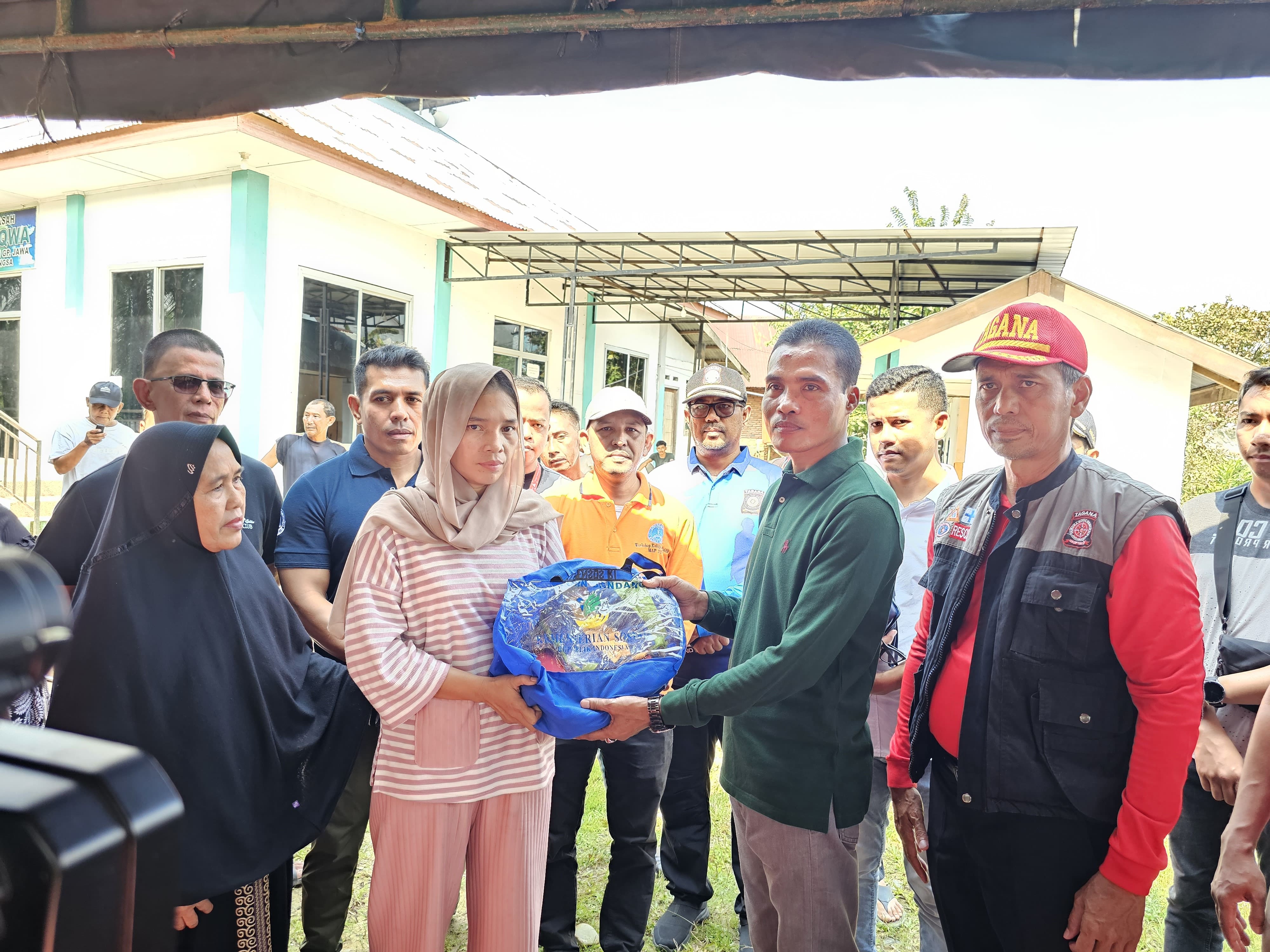 Pj. Walikota Langsa Menyerahkan Bantuan Masa Panik Kebakaran Gampong Jawa Kecamatan Langsa Kota.