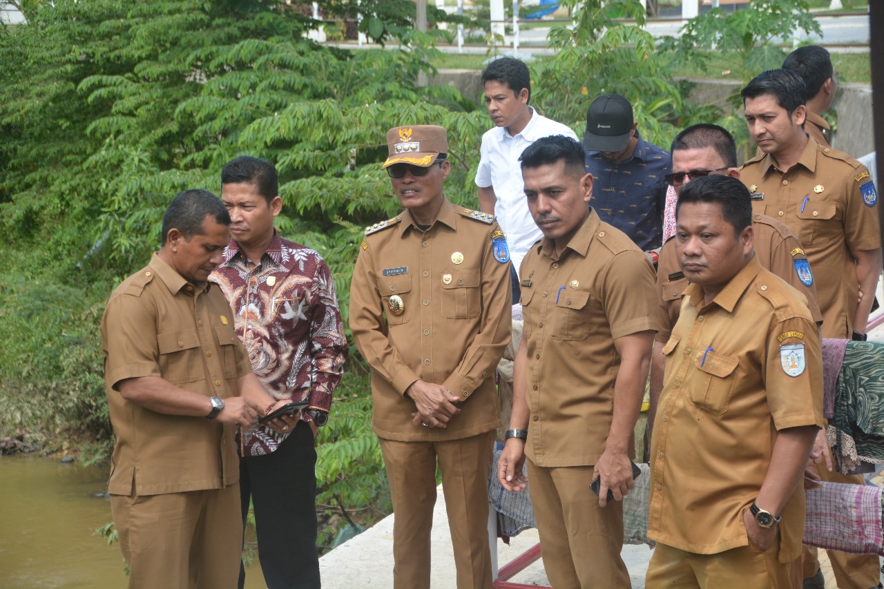 Pj. Walikota meninjau titik longsor di daerah aliran sungai (DAS) Krueng Langsa.