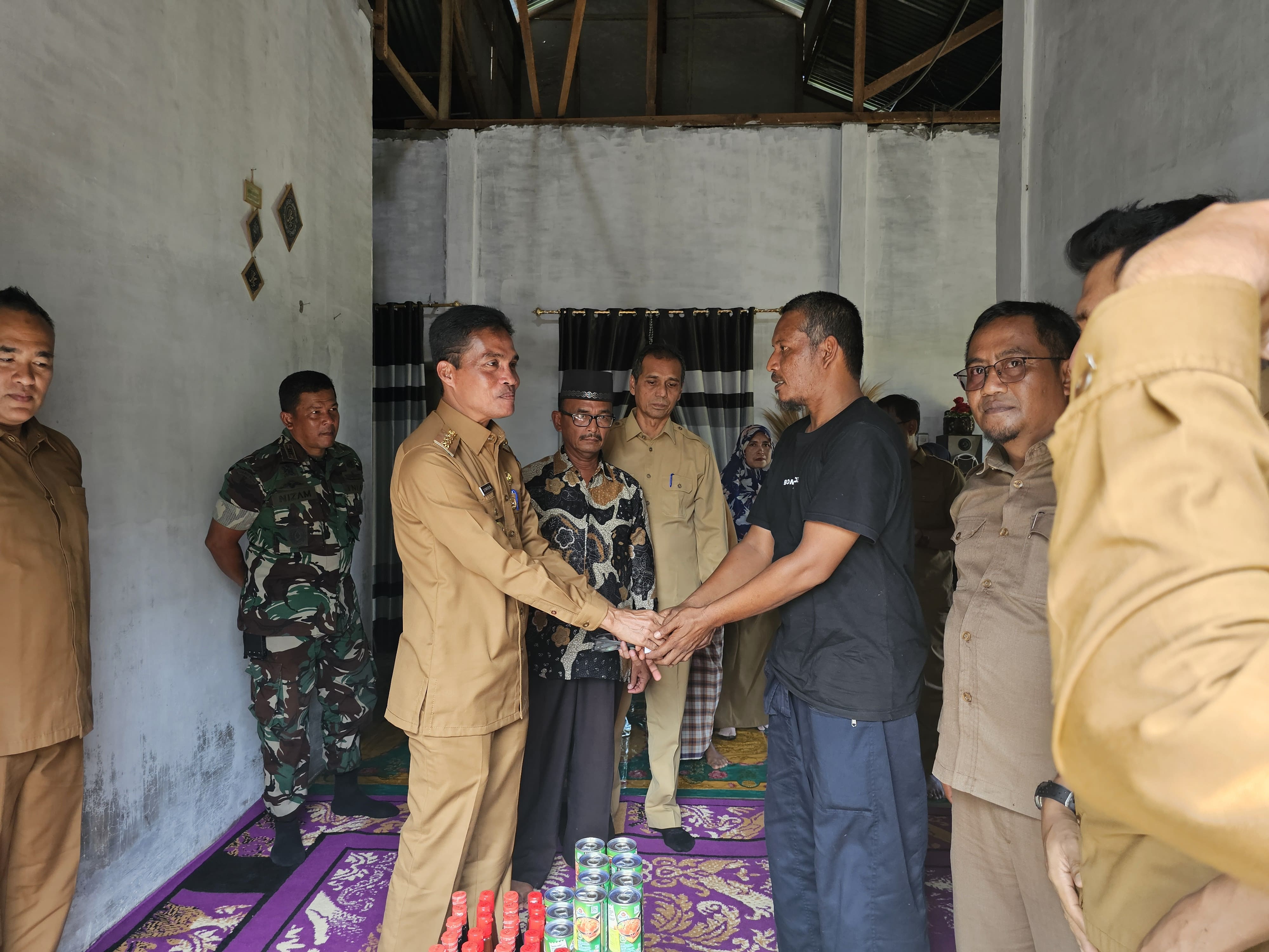 Pj. Walikota Langsa mengunjungi dan menyerahkan santunan serta sembako kepada keluarga korban tenggelam.