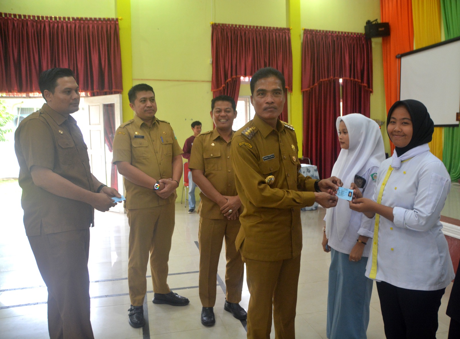 Pj. Walikota Langsa Tinjau Perekaman KTP Elektronik Siswa-Siswi SMA/SMK.