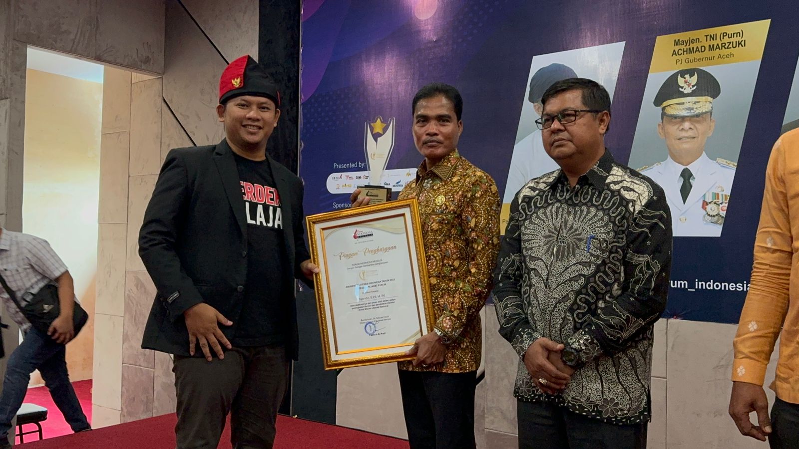 Pj. Walikota Langsa Menerima Penghargaan Anugerah Literasi Indonesia.