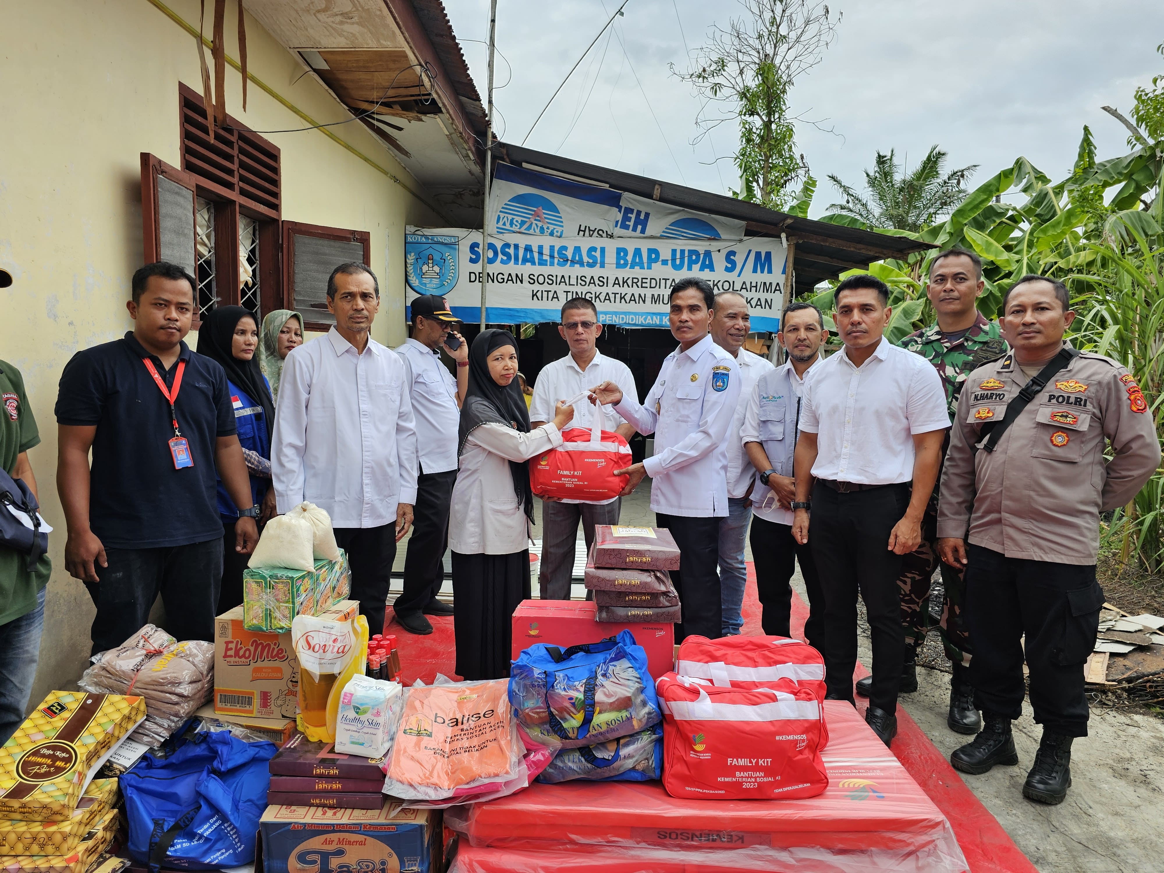 Pemerintah Kota Langsa Menyerahkan Bantuan Massa Panik Kebakaran Rumah.