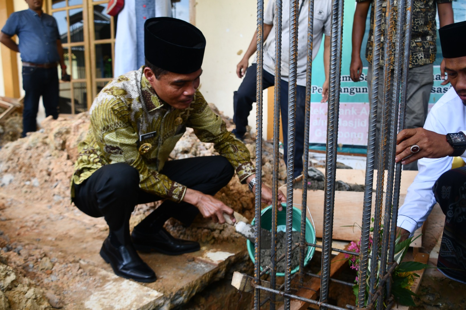 Pj. Walikota Langsa Melakukan Peletakan Batu Pertama Renovasi Mesjid Besar Nurul Qur'an.