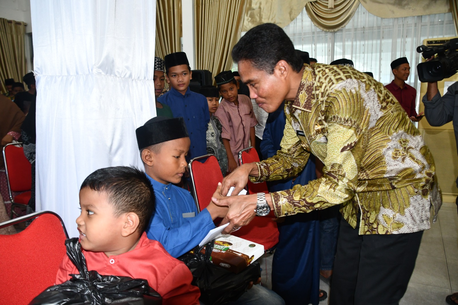 Pj. Walikota Langsa Memberikan Santunan Kepada Puluhan Anak Yatim Di Kota Langsa.