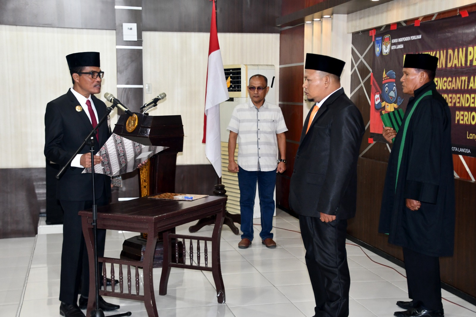 Pj. Walikota Langsa Melantik dan Megambil Sumpah PAW Anggota KIP Kota Langsa Periode 2023-2028.