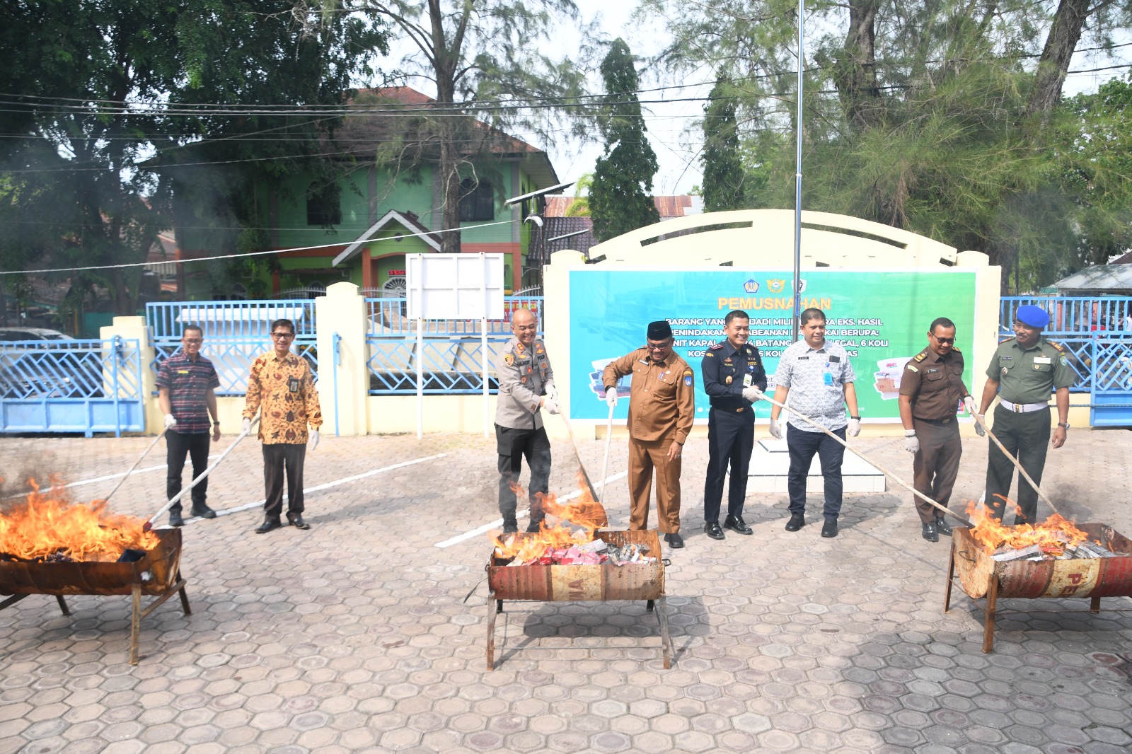 Sekretaris Daerah Kota Langsa Musnahkan Barang Ilegal Hasil Penindakan Bea Cukai Langsa.