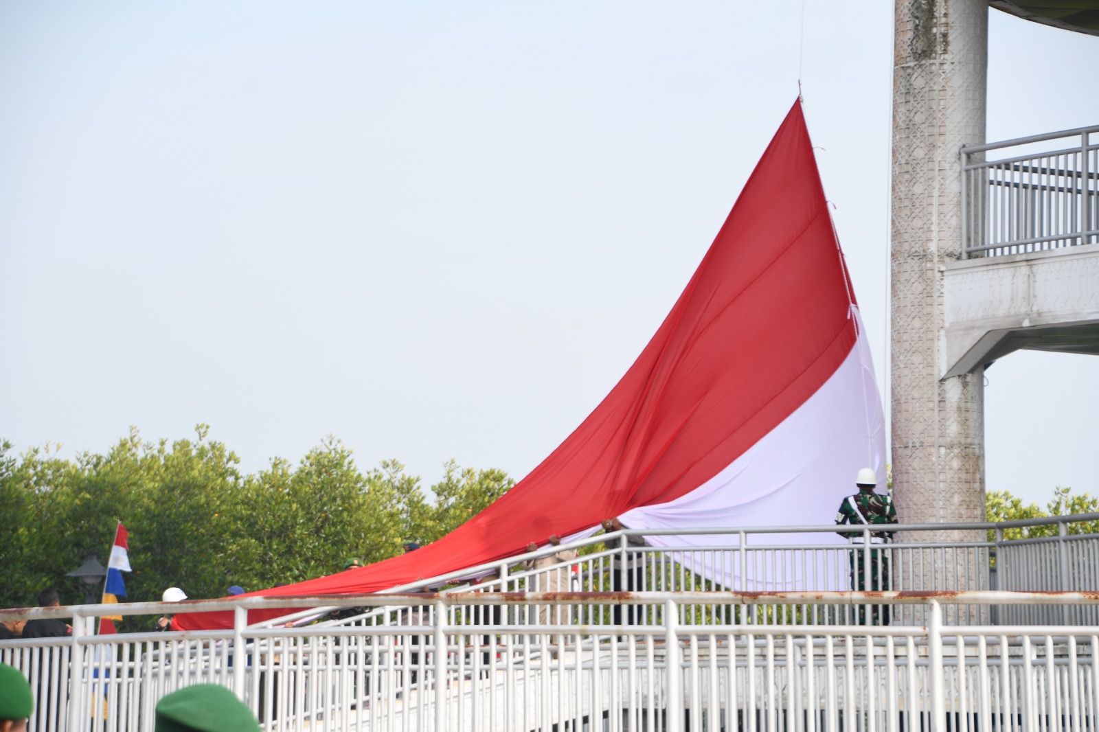 Pemerintah Kota Langsa bersama Kodim 0104/Aceh Timur Kibarkan Bendera Merah Putih Di Tower Hutan Mangrove.