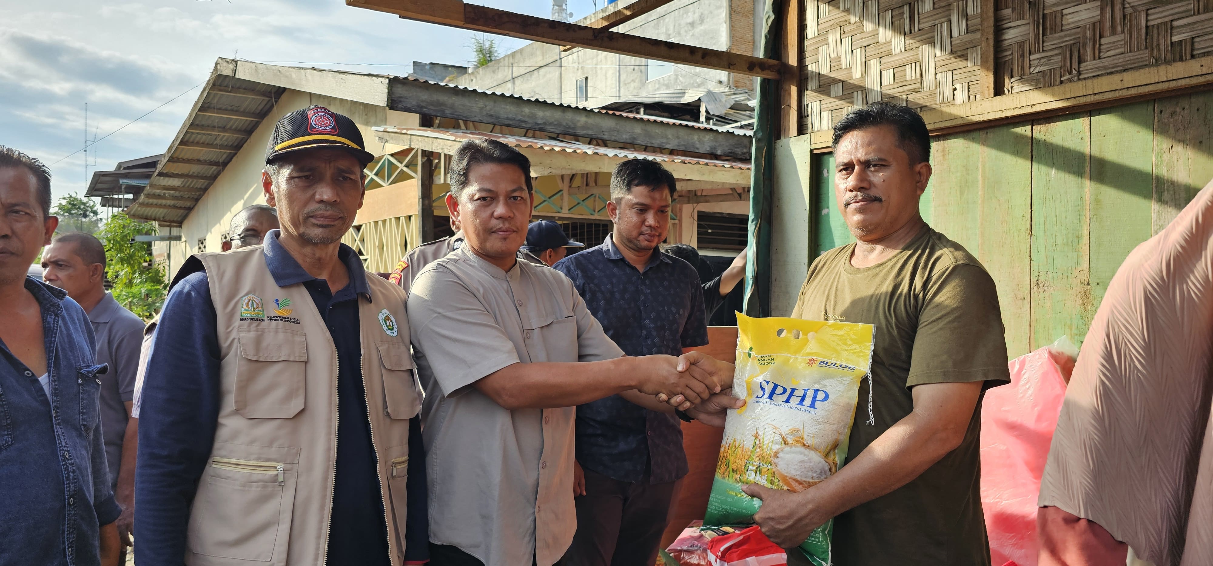 Pj. Sekretaris Daerah Kota Langsa Menyerahkan Bantuan Massa Panik Korban Kebakaran.